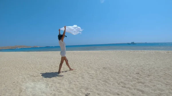 Piękna Młoda Kobieta Trzymająca Szalik Wietrze Rajskiej Plaży Wyspie Giftun — Zdjęcie stockowe