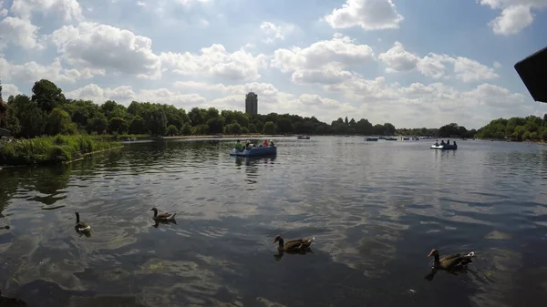 Sluneční Paprsky Odrážející Rybníku Lidé Těší Malých Lodích Hyde Park — Stock fotografie