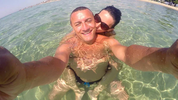 Selfie Romantiska Glada Par Avkopplande Turkos Strand Vatten Sommarsemester Koncept — Stockfoto