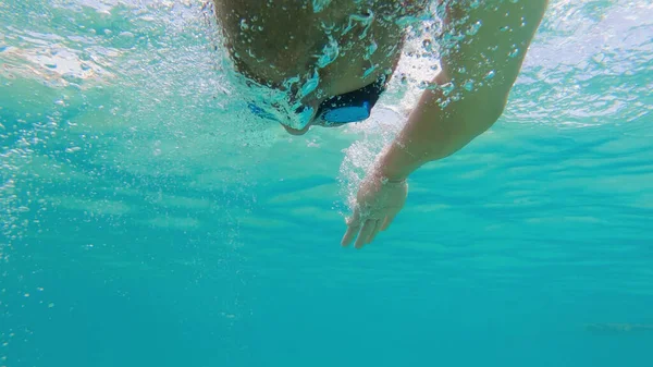 Jeune Homme Nageant Ramper Dans Mer Vue Sous Marine — Photo