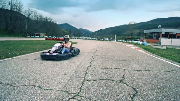 Menina Drive Kart Karting Corridas Pista Redonda — Fotografia de Stock