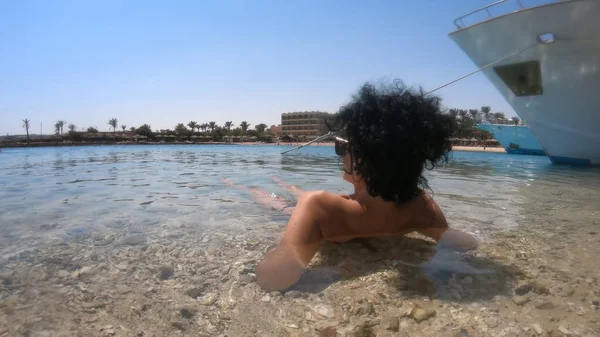 Kvinna Svart Bikini Liggande Transparent Turkos Vattenyta Stranden Med Lyxyacht — Stockfoto