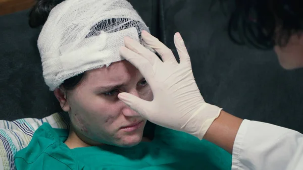 Γιατρός Αγγίζει Ένα Κεφάλι Ασθενούς Τραύμα Στο Κεφάλι Του Και — Φωτογραφία Αρχείου