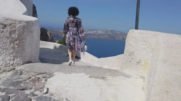 Žena Procházka Okraji Útesu Caldera Podívejte Panoramatický Santorini Pohled — Stock fotografie