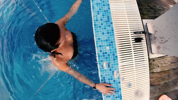 Mulher Desfrutando Hidroterapia Uma Piscina — Fotografia de Stock
