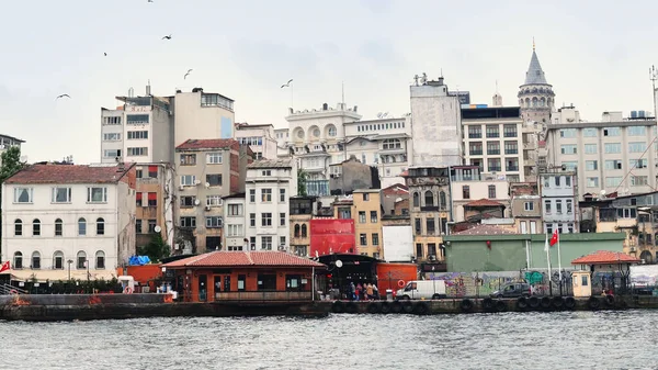 İstanbul, Türkiye - 14 Mar 2020: İstanbul şehir manzarası Galata Kulesi İstanbul, İstanbul 'da yüzen turist botlarıyla