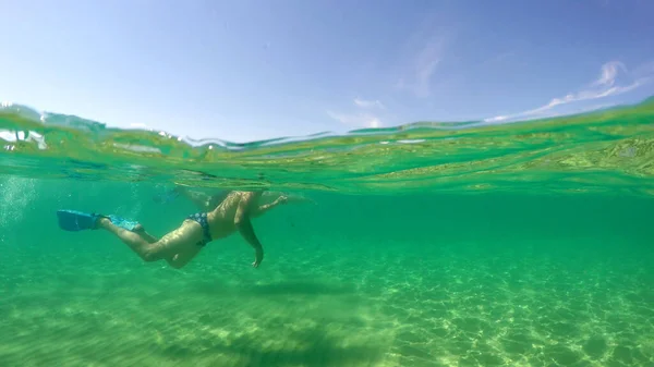 Siguiendo Una Chica Adolescente Haciendo Snorkel Superficie Del Agua Gopro —  Fotos de Stock