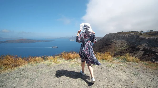 Atraktivní Žena Řecku Santorini Ostrov Těšit Panoramatický Výhled Moře Nad — Stock fotografie