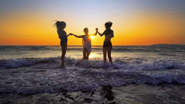 Pesta Menyenangkan Muda Orang Menari Dan Penyemprotan Pantai Sunset Concept — Stok Foto