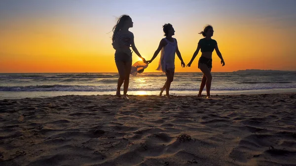 Ομάδα Χαρούμενων Κοριτσιών Που Τρέχουν Και Παίζουν Στην Άμμο Στην — Φωτογραφία Αρχείου