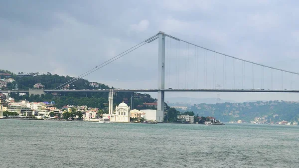 土耳其伊斯坦布尔的Bosphorus桥和Ortakoy清真寺全景 — 图库照片
