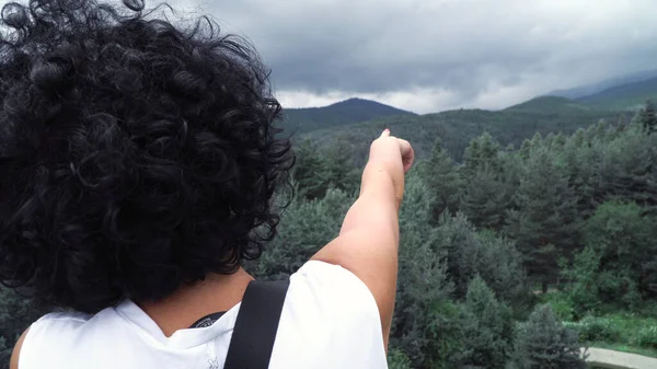 Ispanico Capelli Ricci Donna Piedi Sul Punto Vista Della Montagna — Foto Stock