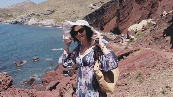 Mujer Soplar Besos Sentirse Feliz Playa Roja Isla Santorini Grecia — Foto de Stock