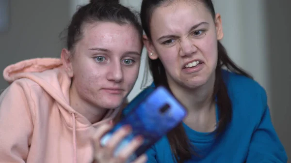 Chicas Haciendo Nuevo Selfie Video Mostrando Varios Hestures Mano —  Fotos de Stock