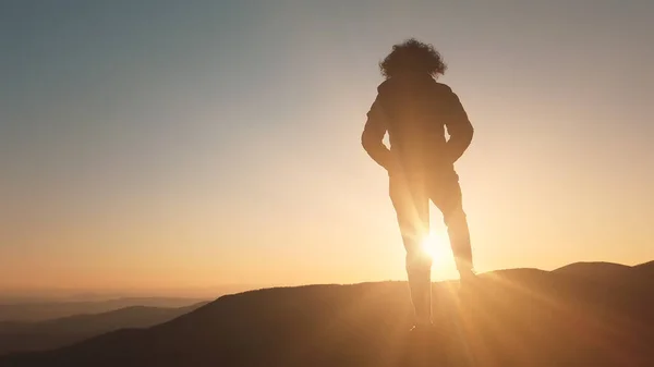 Concetto Successo Donna Escursionista Stendere Mani Sulla Vetta Contro Bel — Foto Stock