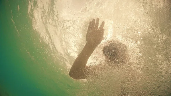 Snorklande Man Med Mask Dyker Havet Och Visar Gest Tecken — Stockfoto