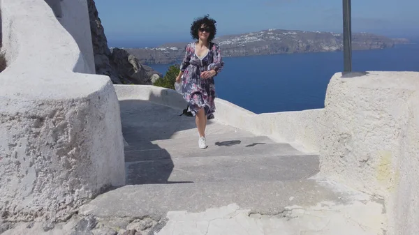 Mujer Caminar Borde Del Arrecife Caldera Mirar Panorámica Santorini Vista — Foto de Stock