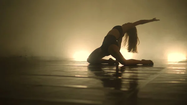 Dançarina Feminina Atuando Quarto Iluminado Escuro — Fotografia de Stock
