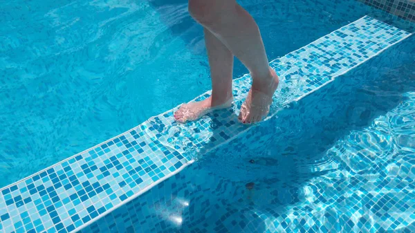 Jovem Caminhe Pela Piscina Câmera Lenta — Fotografia de Stock