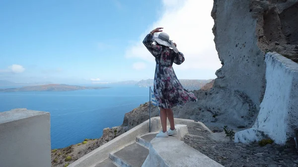 Žena Šatech Těšit Santorini Ostrov Schodech Srdci Santorini Ortodoxní Kostel — Stock fotografie