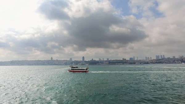 Stanbul Boğazı Boyunca Giden Bir Süper Tanker Gemisi Çekim Başlatılıyor — Stok fotoğraf