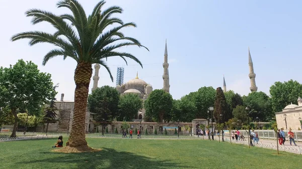 イスタンブールのスルタナハメド モスク イスタンブールブルーモスクの近くの観光客や地元の人々 — ストック写真