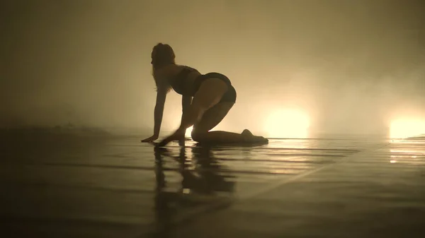 Dançarina Feminina Atuando Quarto Iluminado Escuro — Fotografia de Stock