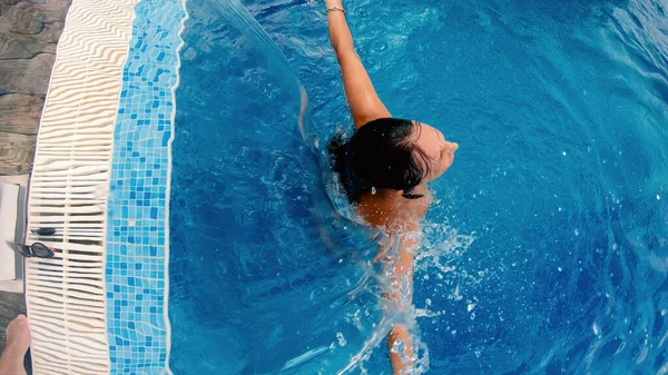 Mujer Disfrutando Hidroterapia Una Piscina — Foto de Stock