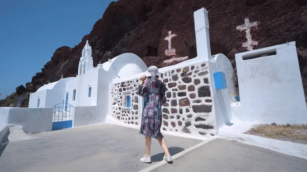 Mulher Turística Iin Vestido Chapéu Visitando Igreja Ortodoxa Saint Nikolaos — Fotografia de Stock