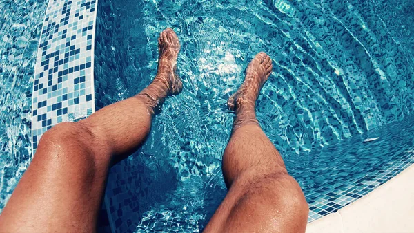 Vista Subaquática Das Pernas Dos Homens Piscina — Fotografia de Stock