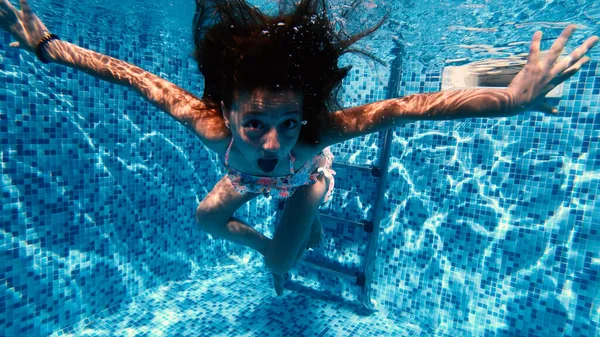 Niña Feliz Haciendo Muecas Divertidas Bajo Agua Piscina — Foto de Stock