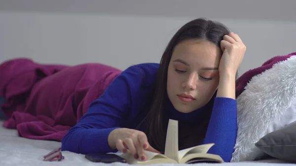 Young Woman Lies Bed Reading Book — Stock Photo, Image