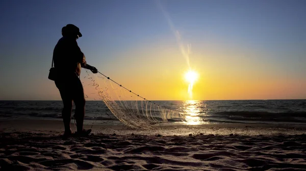 Thai Fisherman Casting Net Catching Freshwater Fish Ocean Early Evening — Stock Photo, Image