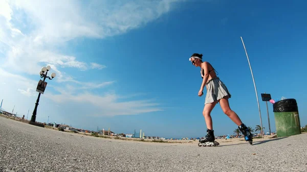 Låg Syn Tonåring Flicka Som Tränar Med Rollerblades Nära Havet — Stockfoto