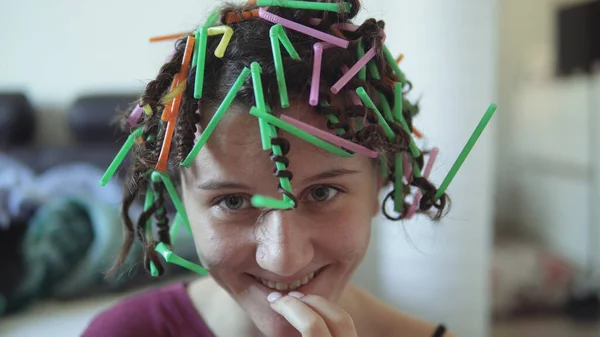 Meninas Fazem Diy Cabelo Encaracolado Penteado Afro Com Palha Plástico — Fotografia de Stock