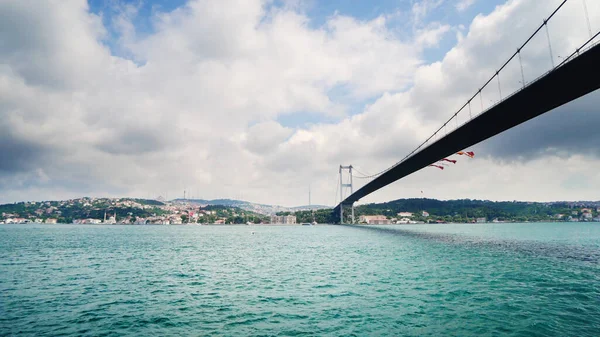 Cruisetour Onder Brug Bosporus Istanbul Turkije — Stockfoto