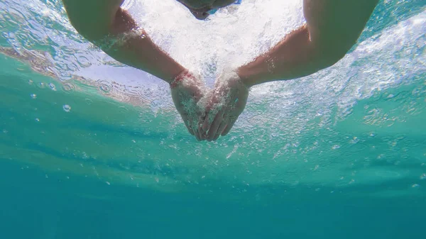 Jeune Homme Nageant Ramper Dans Mer Vue Sous Marine — Photo