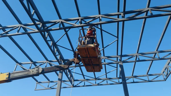 Rigger Está Alta Picker Cereja Elevada Ele Está Movendo Sobre — Fotografia de Stock