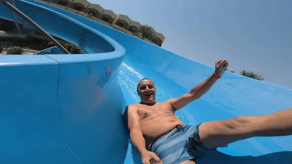 Selfie Του Αστείο Άνθρωπος Ολίσθηση Πίστες Νεροτσουλήθρα Στο Aquapark — Φωτογραφία Αρχείου