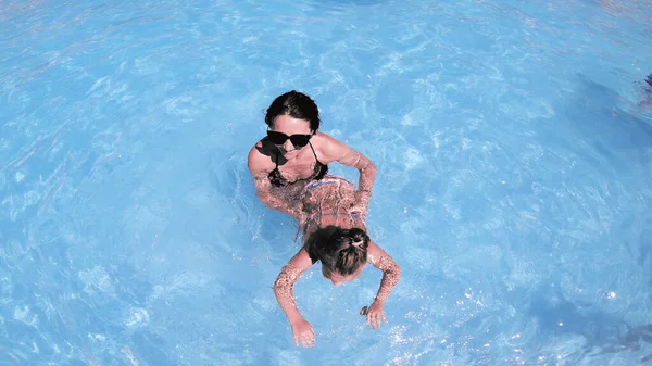 Glückliche Familienmutter Mit Lächelnder Tochter Die Während Der Sommerferien Freibad — Stockfoto
