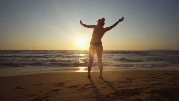 Gezonde Vrouw Aan Zee Bij Zonsondergang Doen Gymnastiek Oefeningen — Stockfoto