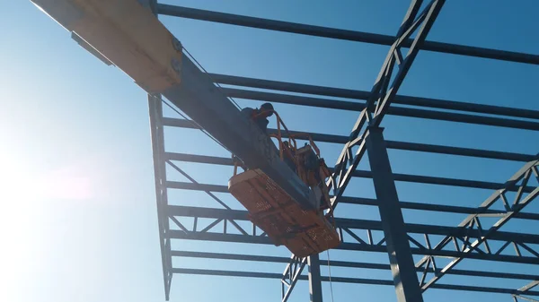 Ramasseur Cerises Élevé Avec Gréeur Sur Chantier — Photo