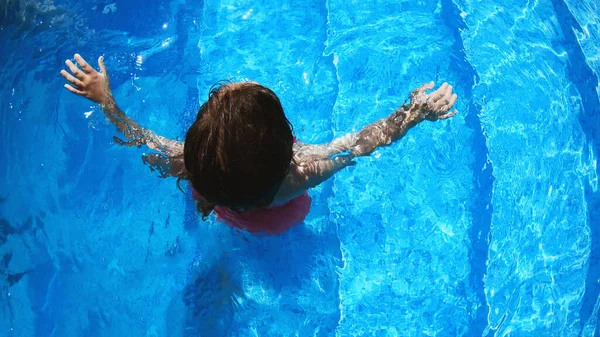 Opgewonden Grappig Meisje Springen Naar Het Zwembad Fijne Zomervakantie — Stockfoto