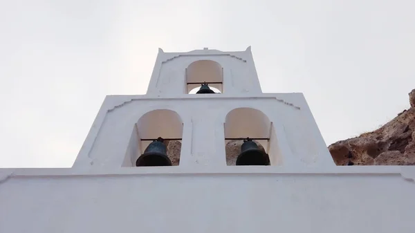サントリーニ島の有名な紅ビーチの隣にアクロティリに位置する聖ニコラオス正教会 — ストック写真