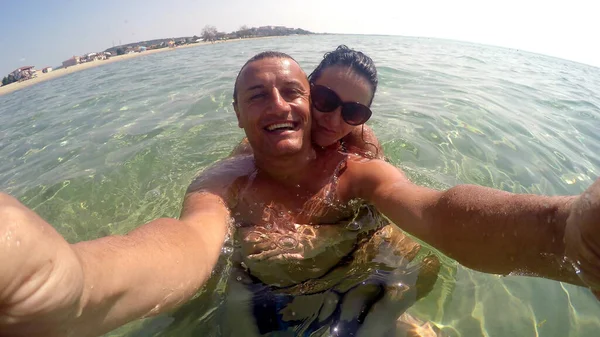 Selfie Casal Feliz Romântico Relaxando Água Praia Turquesa Conceito Férias — Fotografia de Stock