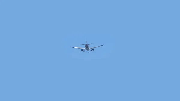 Samolot Pasażerski Przylatuje Ląduje Dużym Międzynarodowym Lotnisku Samolot Towarowy Przewożący — Zdjęcie stockowe