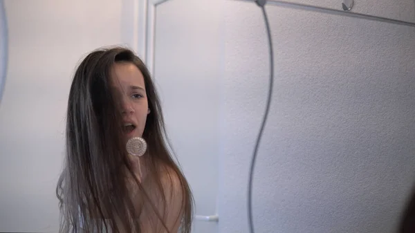 Молодая Эмоциональная Женщина Поет Ванной После Душа — стоковое фото