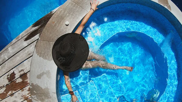 Ευτυχισμένη Γυναίκα Μαύρο Καπέλο Που Χαλαρώνει Στο Σπα Της Πισίνας — Φωτογραφία Αρχείου