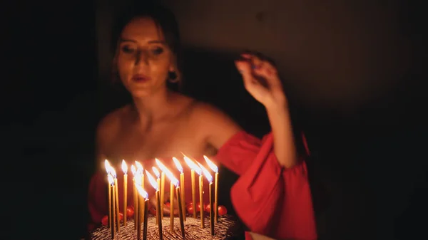 Teenager Κορίτσι Χορό Γιορτάζει Γενέθλια Αναμμένα Κεριά Κέικ Σοκολάτας — Φωτογραφία Αρχείου