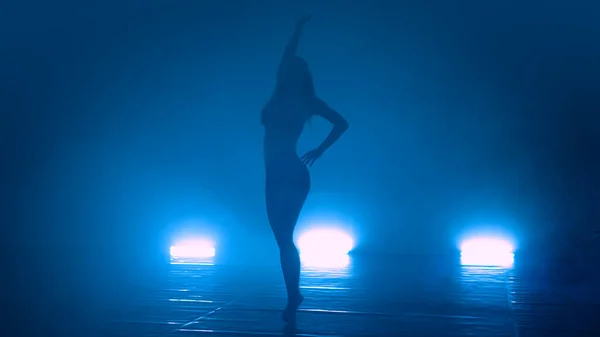 Junge Coole Frau Tanzt Erotischen Sinnlichen Tanz Club Mit Lichtern — Stockfoto